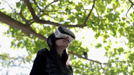 Zufriedene-Frau-Mit-VR-Headset